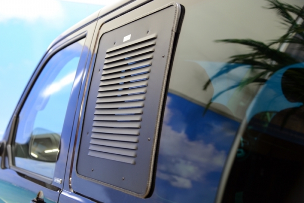 Lüftungsgitter Premium Schiebefenster FAHRERSEITE für VW T6.1 full