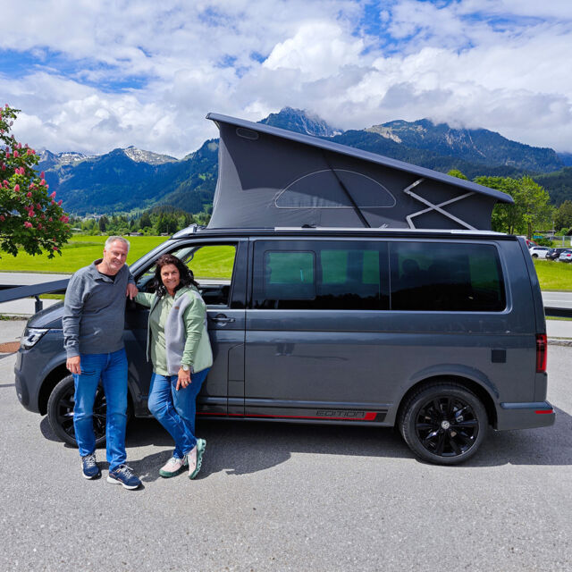 Es sind die kleinen Momente, die das Leben lebenswert machen. 😁🌷⁠
⁠
Wir wünschen Frank, Jennifer, Elisabeth und Gerhard viel Freude mit ihrem Bulli und eine sichere Fahrt. 🚐⁠
⁠
#thebullishow #auslieferung #vwbus #volkswagen #vwnutzfahrzeuge