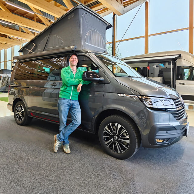 Du wünschst dir weniger Alltag und mehr Abenteuer?🚐💕⁠
Unsere neuen Bus-Besitzer haben sich diesen Wunsch erfüllt. 😎⁠
⁠
Wir wünschen Stefan, Hubert, Berndt mit Familie und Toni allzeit gute und sichere Fahrt und dass ihr mit eurem neuen Gefährt(en) viele unvergessliche Abenteuer erleben werdet! ⁠
⁠
#thebullishow #auslieferung #reutte #vwcamper #volkswagen #vwnutzfahrzeug