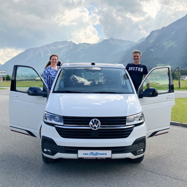 Tag der Auslieferung! 🚐✨ ⁠
⁠
Wir freuen uns, Alexander, Cornelius & Anette, Jürgen und Markus ihre neuen Camper übergeben zu dürfen. Wir wünschen euch eine sichere Fahrt! 🛣️⁠
⁠
#thebullishow #auslieferung #reutte #vwcamper #vwbus⁠