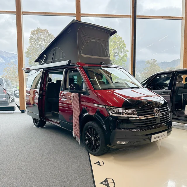 Was für ein Blickfang 😍⁠
⁠
Dieser California Beach Edition Camper TDI 4M besticht durch seine außergewöhnliche Folierung. Sichere dir jetzt dieses individuelle Camper-Modell und genieße unvergessliche Reisen. 🚐✨⁠
⁠
Du möchtest mehr Details? Schreib uns gerne! 🤗⁠
⁠
⁠
#thebullishow #vwcalifornia #californiat6.1 #vanlife #vwcamper