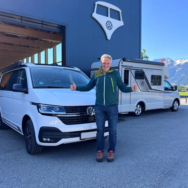 Der Tag der Auslieferung ist immer eine Freude 🚘🥰⁠
⁠
Wir wünschen Robert, Manuela, Martin, Theo & Eva, Thomas, Stefan, Simone und Steef viel Freude mit ihrem neuen Fahrzeug und allzeit gute Fahrt! 🤗⁠
⁠
#thebullishow #reutte #auslieferung #vwbus #vwcalifornia