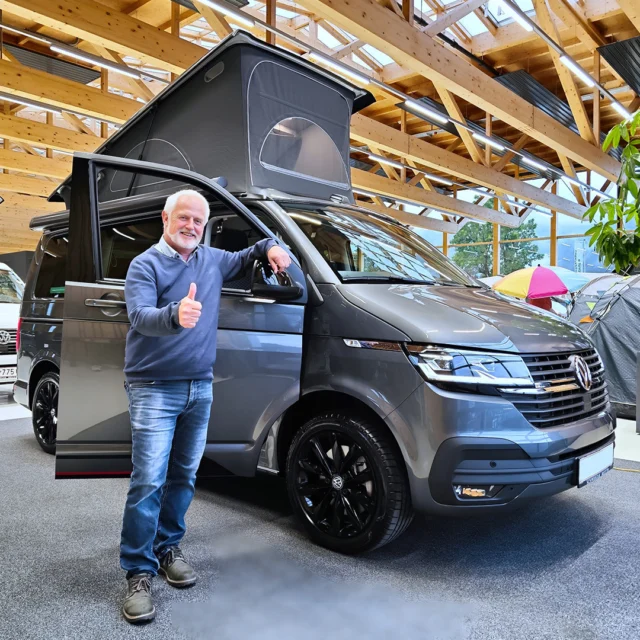 🤝 Übergabe 🤝⁠
⁠
Wir wünschen Hans, Carina mit Familie, Hans, Frank, Heike, David & Christine und Familie Brestel allzeit gute Fahrt und viel Spaß mit ihrem neuen Bulli! 😁🚐⁠
⁠
#thebullishow #auslieferung #reutte #vwbus #campingbus