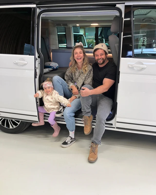 Manche Entscheidungen fühlen sich sofort richtig an – wie die für euren neuen Bulli. 💙⁠
⁠
Viel Freude und allzeit gute Fahrt wünschen wir Monique mit Sandro, Mandy, Markus, Maximilian, Maria und Manfred. 🤗⁠
⁠
#thebullishow #vwcalifornia #vwbus #volkswagen