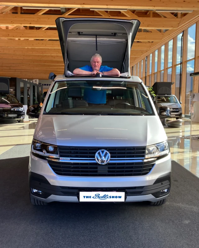 Heute übergeben, morgen schon auf Tour – so muss das sein! 🎉 ⁠
Wir wünschen Stefan und Andreas ganz viel Spaß mit ihrem neuen Reisebegleiter! 🚐⁠
⁠
#thebullishow #vwbus #vwcalifornia