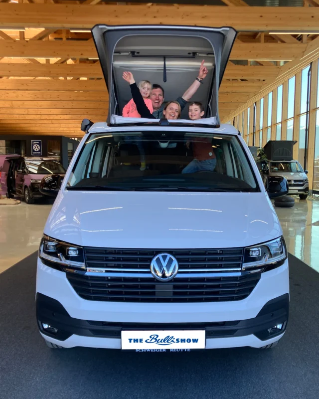 Die Schlüssel sind übergeben – das Lächeln sagt alles. Danke für euer Vertrauen. 🙌 🤗⁠
⁠
Wir wünschen Simone, Michael, Silvia, Robin, Rüdiger und Nikolaus viele sorgenfreie Kilometer! 🚐💙⁠
⁠
#thebullishow #vwbus #vwcalifornia #vwcamper