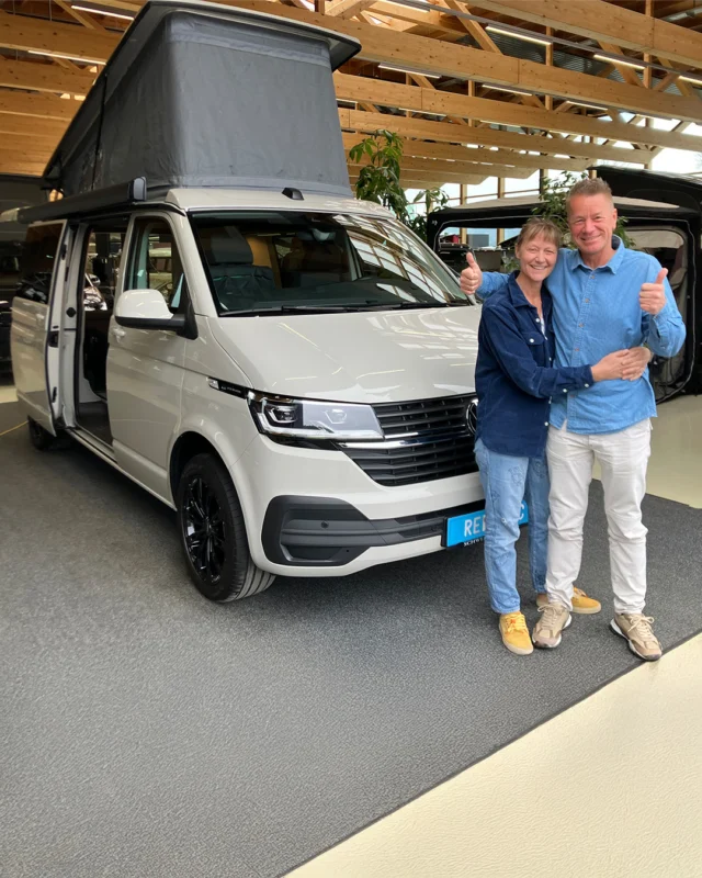 Zack – Bulli geschnappt, Schlüssel gedreht, und ab geht’s! 😍 ⁠
Viel Spaß mit dem neuen Bulli wünschen wir Thomas mit Elke, Clemens, Elke und Stefan. 🚐🤗⁠
⁠
#thebullishow #vwbus #vwcalifornia #volkswagen