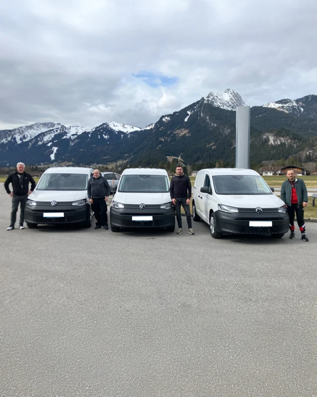 Fahrzeugübergabe abgeschlossen! 🔧🚐 ⁠
⁠
Wir durften gleich mehrere VW Caddys an die Hausmeisterfirma von Matthias Alberts übergeben. Wir wünschen allzeit gute Fahrt 💙🤗⁠
⁠
#thebullishow #vwcaddy #volkswagen